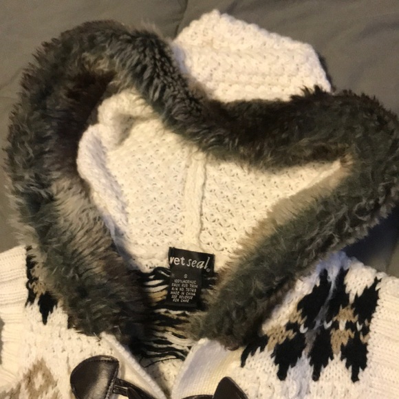 Sleeveless Knitted Vest - Picture 4 of 5